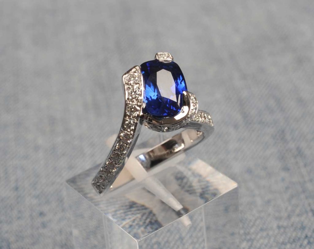 Bague Saphir de Ceylan et Diamants Le Caroubier